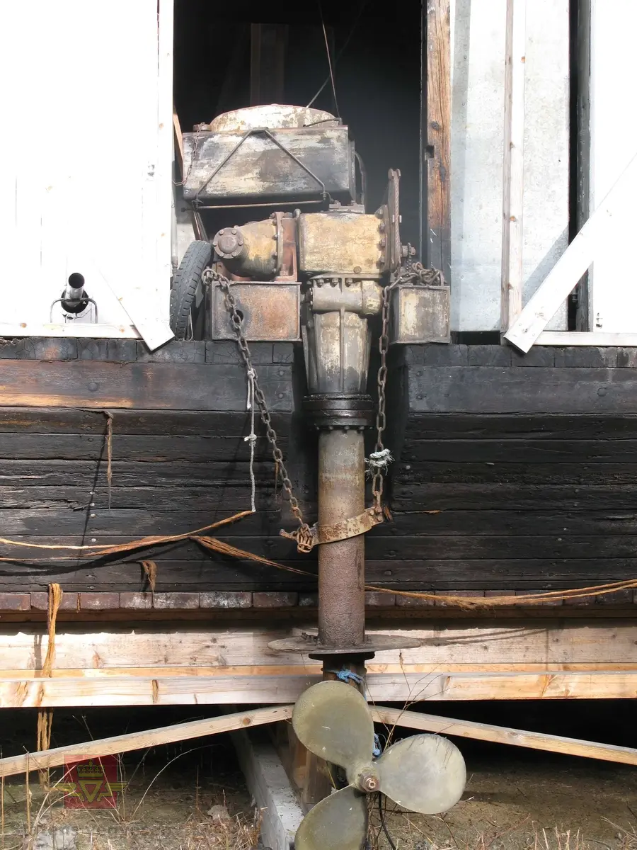 Treferje, impregnert med bernakre-kreosot, (mørk farge), til litt over vannlinja. Hvitt overbygg. Motoren er en dieseldrevet Fordson Major stasjonærmotor m/hekkaggregat, som yter ca. 50 Hk.