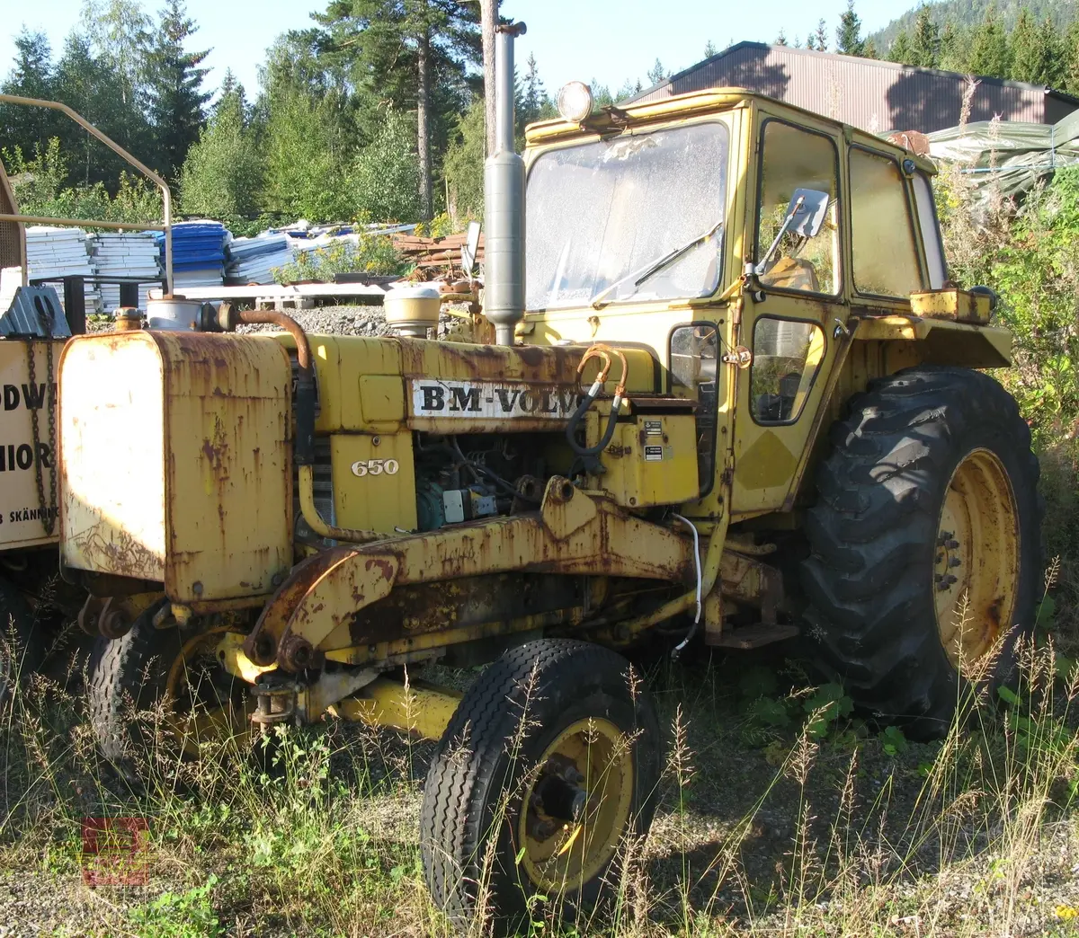 BM Volvo 650. Traktor med 4 hjul, gul er hovedfargen. Hytte med glass. Motoren er en BM D 42, 4-sylindret 4-takts dieselmotor med 73 Hk DIN ytelse, (fra 1980 78 Hk DIN), sylindervolum er 4200 kubikkcentimeter. Motoren har direkte innsprøytning. Girkassen har 8 gir fremover og 2 gir bakover. Hydrostatisk styring. Terra Trol hydraulikk. Fester for frontlaster av typen Tranåslasteren 1500, (finnes men er ikke montert). Svart sete. Merking fra produsent og bruker. Har kjennemerke FS 5992.