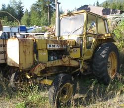 Traktor. BM Volvo 650. Traktor med 4 hjul, gul er hovedfargen. Hytte med glass. Motoren er en BM D 42, 4-sylindret 4-takts dieselmotor med 73 Hk DIN ytelse, (fra 1980 78 Hk DIN), sylindervolum er 4200...