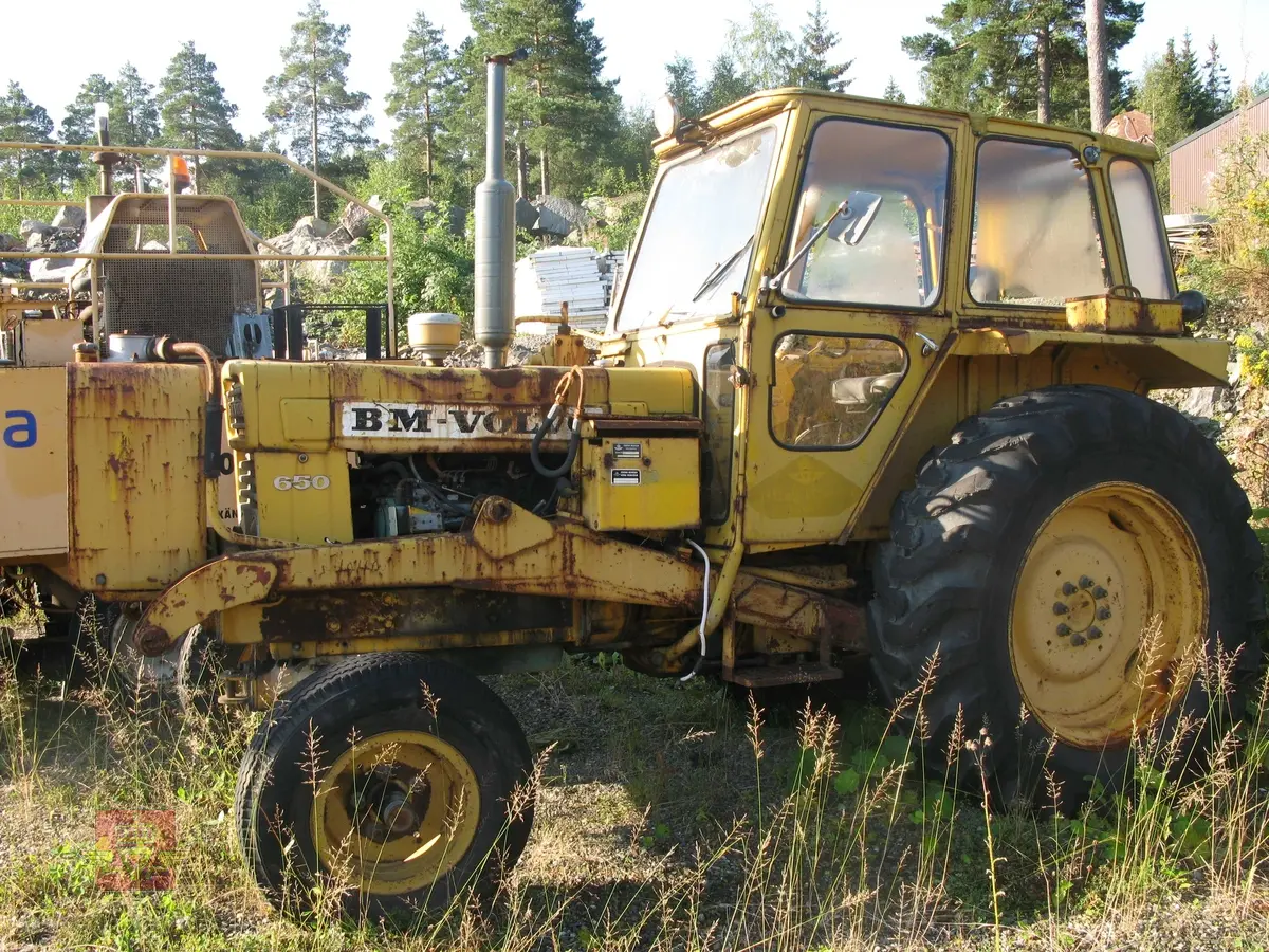 BM Volvo 650. Traktor med 4 hjul, gul er hovedfargen. Hytte med glass. Motoren er en BM D 42, 4-sylindret 4-takts dieselmotor med 73 Hk DIN ytelse, (fra 1980 78 Hk DIN), sylindervolum er 4200 kubikkcentimeter. Motoren har direkte innsprøytning. Girkassen har 8 gir fremover og 2 gir bakover. Hydrostatisk styring. Terra Trol hydraulikk. Fester for frontlaster av typen Tranåslasteren 1500, (finnes men er ikke montert). Svart sete. Merking fra produsent og bruker. Har kjennemerke FS 5992.