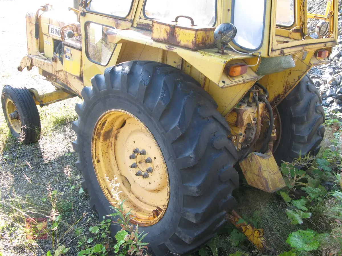 BM Volvo 650. Traktor med 4 hjul, gul er hovedfargen. Hytte med glass. Motoren er en BM D 42, 4-sylindret 4-takts dieselmotor med 73 Hk DIN ytelse, (fra 1980 78 Hk DIN), sylindervolum er 4200 kubikkcentimeter. Motoren har direkte innsprøytning. Girkassen har 8 gir fremover og 2 gir bakover. Hydrostatisk styring. Terra Trol hydraulikk. Fester for frontlaster av typen Tranåslasteren 1500, (finnes men er ikke montert). Svart sete. Merking fra produsent og bruker. Har kjennemerke FS 5992.