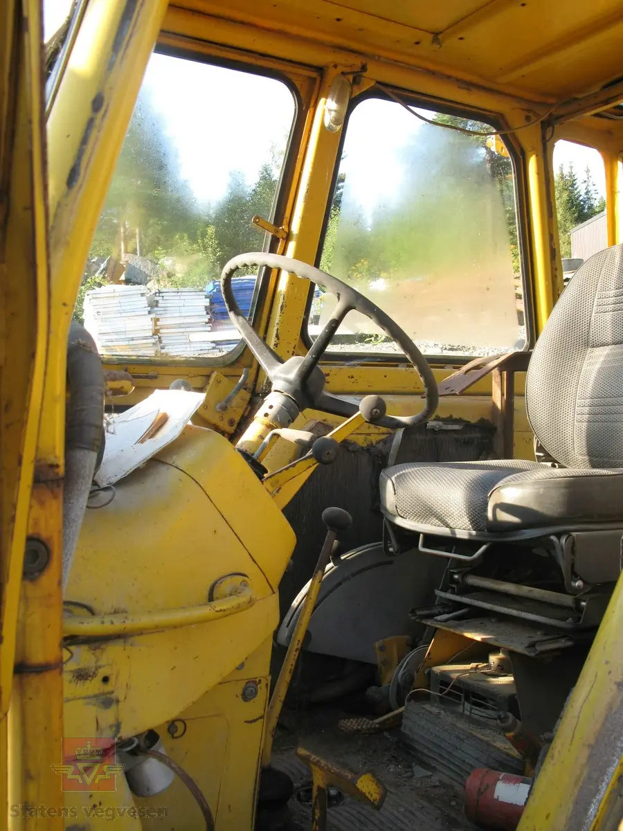 BM Volvo 650. Traktor med 4 hjul, gul er hovedfargen. Hytte med glass. Motoren er en BM D 42, 4-sylindret 4-takts dieselmotor med 73 Hk DIN ytelse, (fra 1980 78 Hk DIN), sylindervolum er 4200 kubikkcentimeter. Motoren har direkte innsprøytning. Girkassen har 8 gir fremover og 2 gir bakover. Hydrostatisk styring. Terra Trol hydraulikk. Fester for frontlaster av typen Tranåslasteren 1500, (finnes men er ikke montert). Svart sete. Merking fra produsent og bruker. Har kjennemerke FS 5992.
