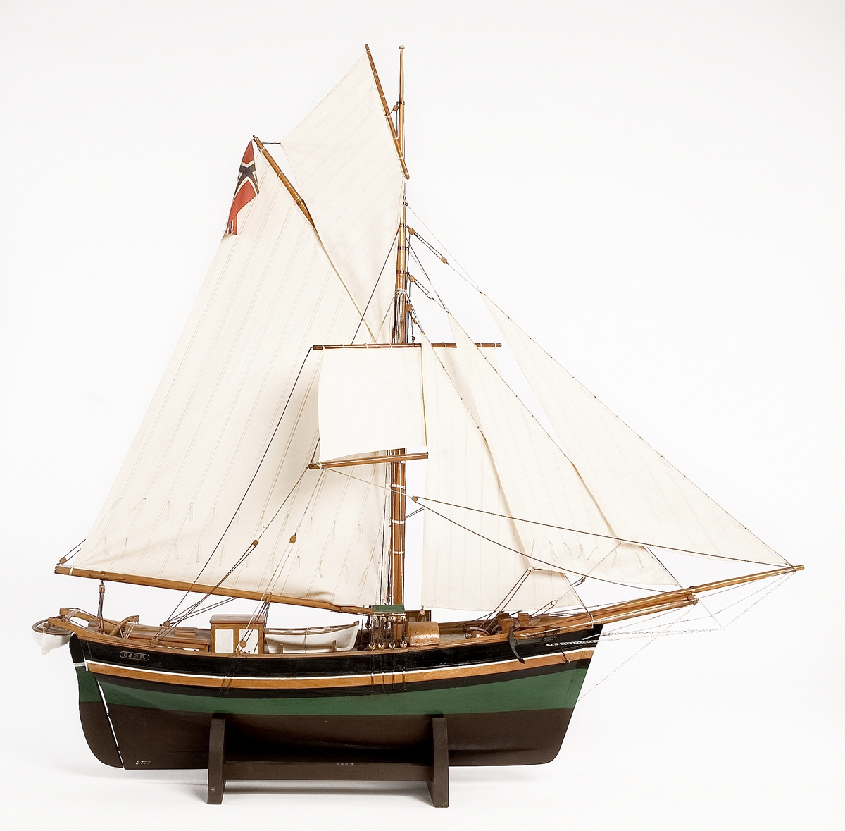 Segelfartygsmodell, "Gjöa". Komplett med segel. Däckshus med vita paneler. På låringarna fartygsnamnet målat i guld. Utsiktstunna. Norskflaggad.