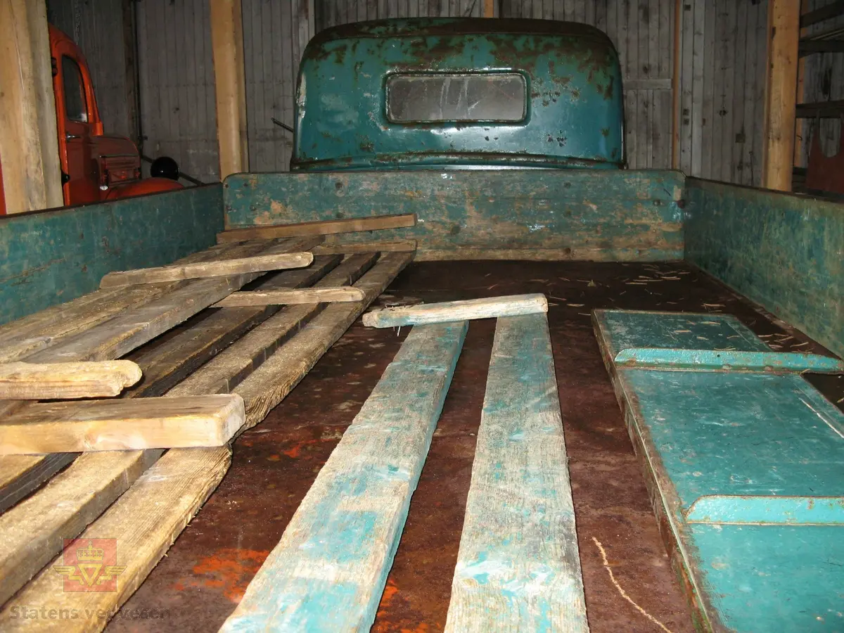 Lastebil med plan. Dette er en toakslet bil med tvillinghjul og drift på bakakslingen, kjøretøyet har totalt 6 hjul. Original grønn lakk med gule, (nærmest hvite), grillribber. Bilen har en V8 forbrenningsmotor som går på bensin, størrelse 221 eller 239 cui med ytelse er 100 (eller 90) hk. Bilen er svært preget av rust og preget av mange års fuktig lagring. Karosseri typen heter 81 (Closed Cab).
