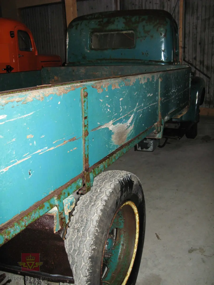 Lastebil med plan. Dette er en toakslet bil med tvillinghjul og drift på bakakslingen, kjøretøyet har totalt 6 hjul. Original grønn lakk med gule, (nærmest hvite), grillribber. Bilen har en V8 forbrenningsmotor som går på bensin, størrelse 221 eller 239 cui med ytelse er 100 (eller 90) hk. Bilen er svært preget av rust og preget av mange års fuktig lagring. Karosseri typen heter 81 (Closed Cab).