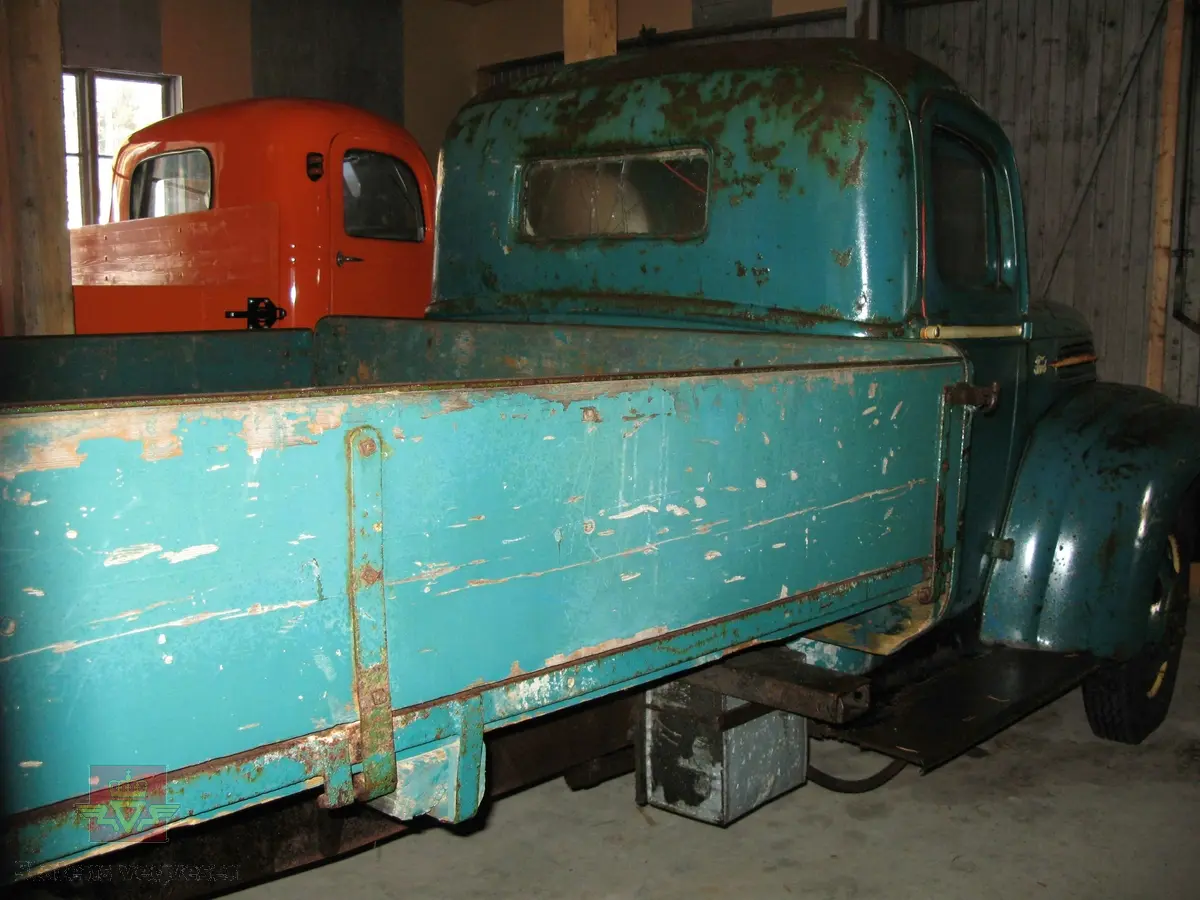 Lastebil med plan. Dette er en toakslet bil med tvillinghjul og drift på bakakslingen, kjøretøyet har totalt 6 hjul. Original grønn lakk med gule, (nærmest hvite), grillribber. Bilen har en V8 forbrenningsmotor som går på bensin, størrelse 221 eller 239 cui med ytelse er 100 (eller 90) hk. Bilen er svært preget av rust og preget av mange års fuktig lagring. Karosseri typen heter 81 (Closed Cab).