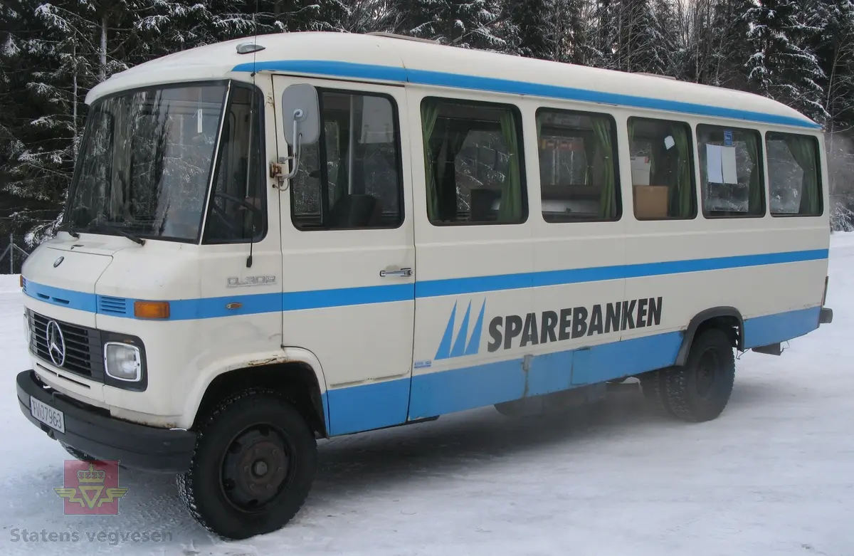 Buss, 2-akslet, har tvillinghjul på bakre aksel. Utvendig hvit med blå striper og svart reklame. Svart, brun og grå innvendig. Grønne gardiner. Bussen er innredet som en liten bankfilial med disk, safe og seter for kundene. Dieseldrevet 4-sylindret motor av typen OM 352 X/1 med et slagvolum på 5675 cm3, motoren yter 130 hk.  Bussen er noe omlakkert på høyre side. Bussen har to sett hjul, det ene med pigger. 
Kilometerstand 129 000 km. 

I bussen finnes det tilnærmet komplett utstyr for bankdrift. (Skrivemaskin, regnemaskiner, microfice apparat, blanketter, myntruller, profileringsutstyr osv).