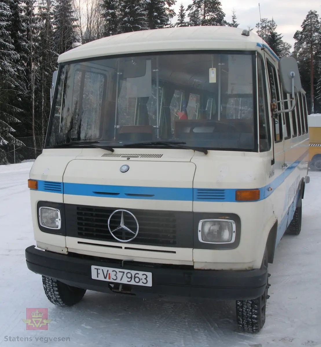 Buss, 2-akslet, har tvillinghjul på bakre aksel. Utvendig hvit med blå striper og svart reklame. Svart, brun og grå innvendig. Grønne gardiner. Bussen er innredet som en liten bankfilial med disk, safe og seter for kundene. Dieseldrevet 4-sylindret motor av typen OM 352 X/1 med et slagvolum på 5675 cm3, motoren yter 130 hk.  Bussen er noe omlakkert på høyre side. Bussen har to sett hjul, det ene med pigger. 
Kilometerstand 129 000 km. 

I bussen finnes det tilnærmet komplett utstyr for bankdrift. (Skrivemaskin, regnemaskiner, microfice apparat, blanketter, myntruller, profileringsutstyr osv).