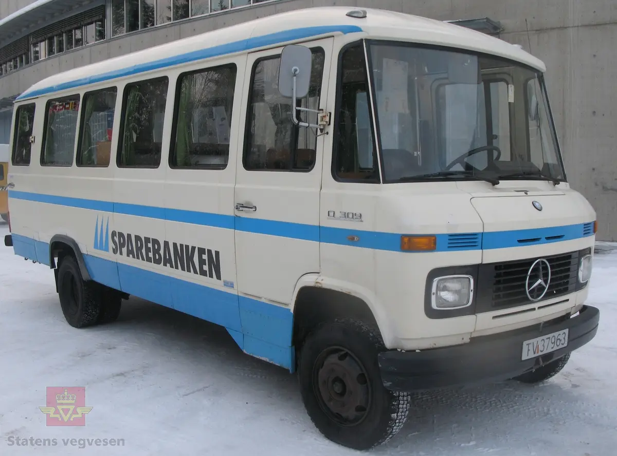 Buss, 2-akslet, har tvillinghjul på bakre aksel. Utvendig hvit med blå striper og svart reklame. Svart, brun og grå innvendig. Grønne gardiner. Bussen er innredet som en liten bankfilial med disk, safe og seter for kundene. Dieseldrevet 4-sylindret motor av typen OM 352 X/1 med et slagvolum på 5675 cm3, motoren yter 130 hk.  Bussen er noe omlakkert på høyre side. Bussen har to sett hjul, det ene med pigger. 
Kilometerstand 129 000 km. 

I bussen finnes det tilnærmet komplett utstyr for bankdrift. (Skrivemaskin, regnemaskiner, microfice apparat, blanketter, myntruller, profileringsutstyr osv).