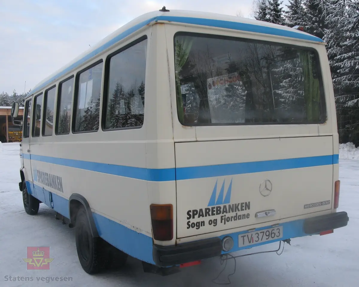 Buss, 2-akslet, har tvillinghjul på bakre aksel. Utvendig hvit med blå striper og svart reklame. Svart, brun og grå innvendig. Grønne gardiner. Bussen er innredet som en liten bankfilial med disk, safe og seter for kundene. Dieseldrevet 4-sylindret motor av typen OM 352 X/1 med et slagvolum på 5675 cm3, motoren yter 130 hk.  Bussen er noe omlakkert på høyre side. Bussen har to sett hjul, det ene med pigger. 
Kilometerstand 129 000 km. 

I bussen finnes det tilnærmet komplett utstyr for bankdrift. (Skrivemaskin, regnemaskiner, microfice apparat, blanketter, myntruller, profileringsutstyr osv).