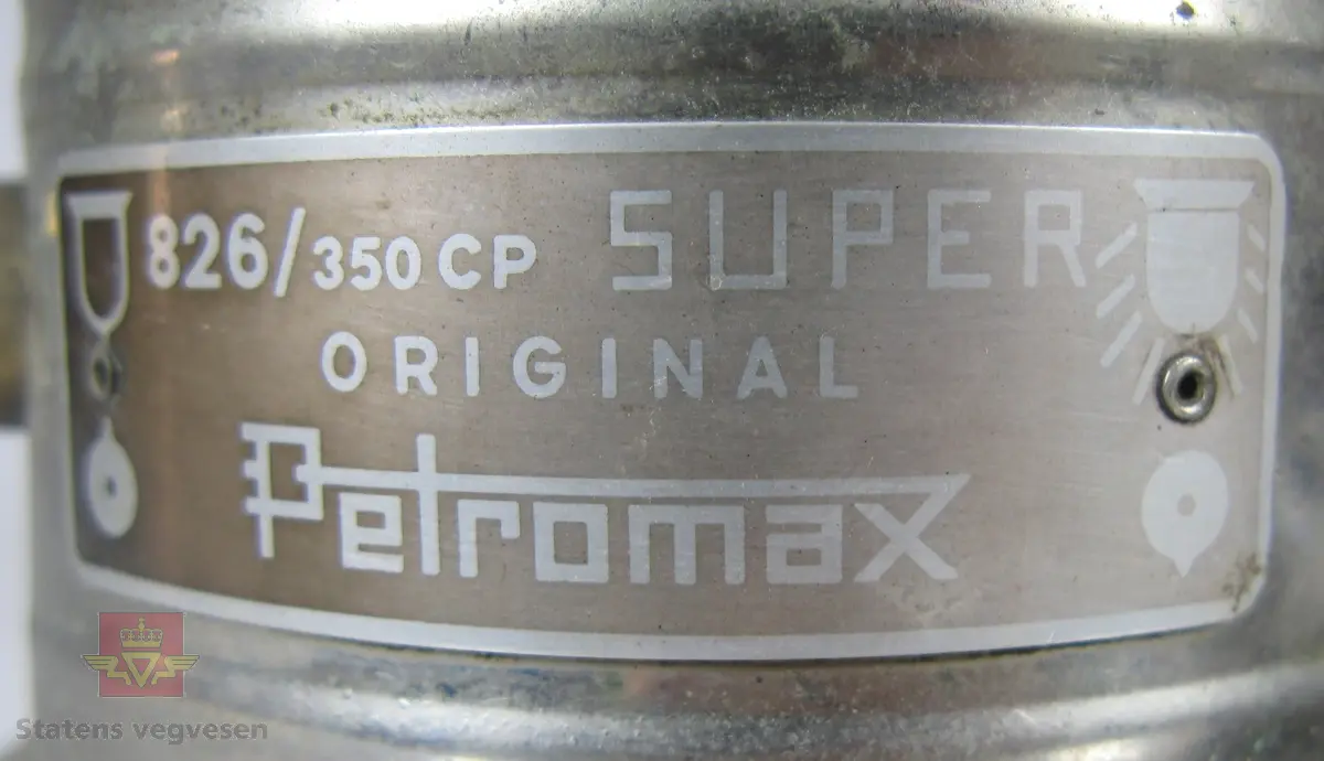 Bærbar parafinlykt av metall og glass. Har ikke veike, men nett.  Lampa fungerer slik at en pumper på trykk, som på en primus.
Merking på glass: Schott Suprax Glas Made in West Germany
Merking på lykt: ORIGINAL Petromax MADE IN GERMANY  REG. 826/350 CP SUPER ORIGINAL Petromax

En eske med ekstra nett følger med, registrert som NVM 00-G-03054-1.
