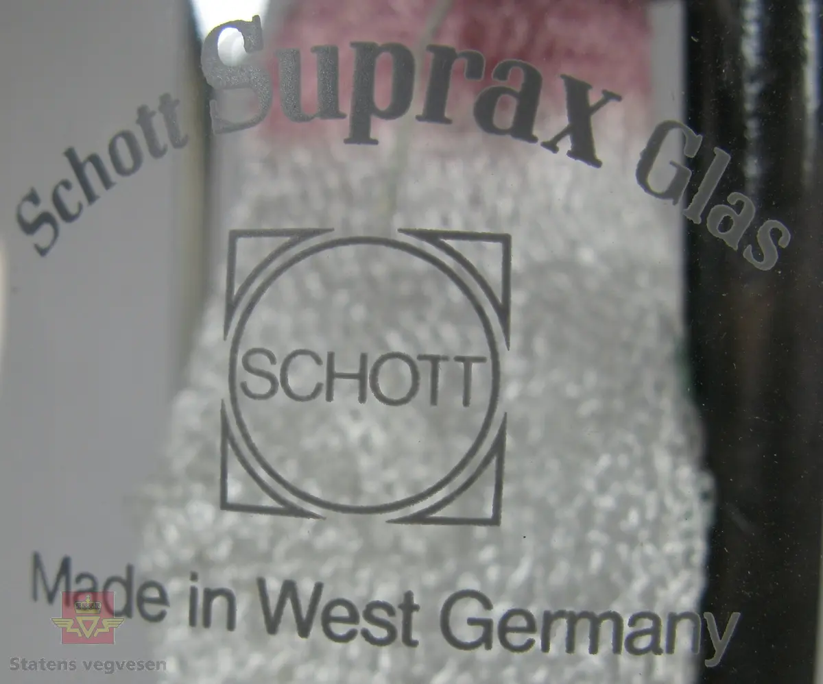 Bærbar parafinlykt av metall og glass. Har ikke veike, men nett.  Lampa fungerer slik at en pumper på trykk, som på en primus.
Merking på glass: Schott Suprax Glas Made in West Germany
Merking på lykt: ORIGINAL Petromax MADE IN GERMANY  REG. 826/350 CP SUPER ORIGINAL Petromax

En eske med ekstra nett følger med, registrert som NVM 00-G-03054-1.