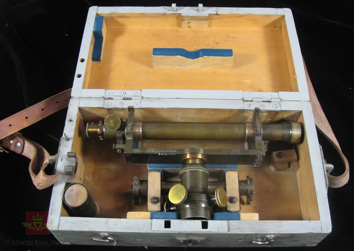 Instrument, hovedsaklig lagd av messing og glass. Har feste, (med innvendige gjenger), for kikkertstativ. Merking fra produsent og eier. Oppbevares i grå trekasse med lokk. Kassa har lærreim og lås med nøkkel.