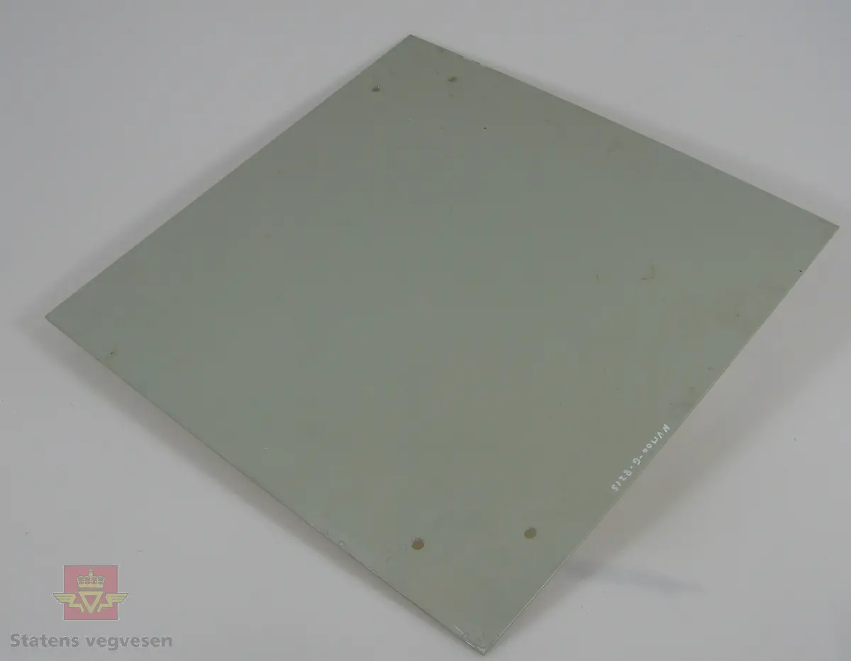 Firkantet skilt av tre mm. aluminium plate. Svart bord og gult symbol på hvit lysreflekterende bunn. Symbolet viser forkjørsveg. Grå bakside. Fire hull for fastskruing. Merking fra produsent.
