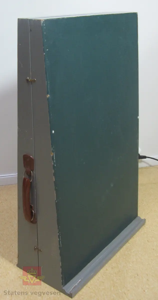 Trafikksikkerthetspill i trekasse.
Settet inneholder:
8 plansjer. 
18 magneter.
32 skilt.
4 biler.
3 kritt.
1 svamp.
3 personfigurer.
1 trekasse, (hengslet, med innebygd magnetisk tavle).

I dette spillet finnes det mye informasjon i plansjene. Ulike trafikksituasjoner kan skapes ved å plassere brikkene på plansjene.