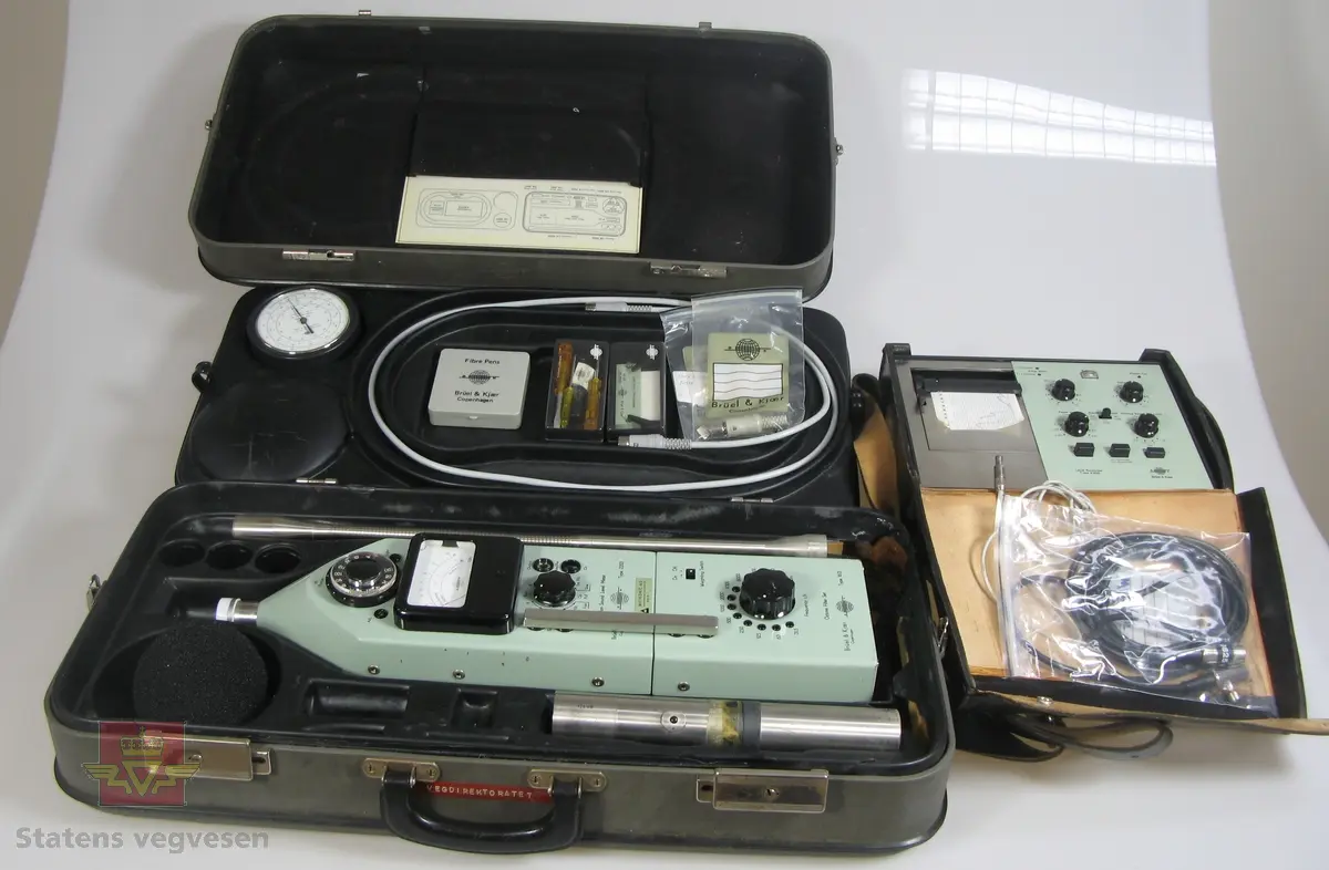 Rektangulært måleinstrument som måler støy, (desibel).
Ligger i koffert sammen med tilhørende deler. En skriver i egen veske samt stativ følger med.