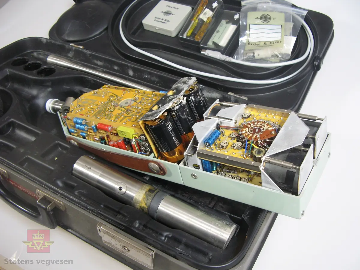 Rektangulært måleinstrument som måler støy, (desibel).
Ligger i koffert sammen med tilhørende deler. En skriver i egen veske samt stativ følger med.