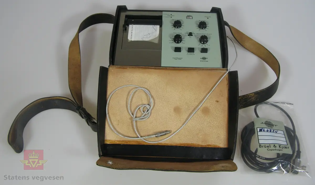 Rektangulært måleinstrument som måler støy, (desibel).
Ligger i koffert sammen med tilhørende deler. En skriver i egen veske samt stativ følger med.
