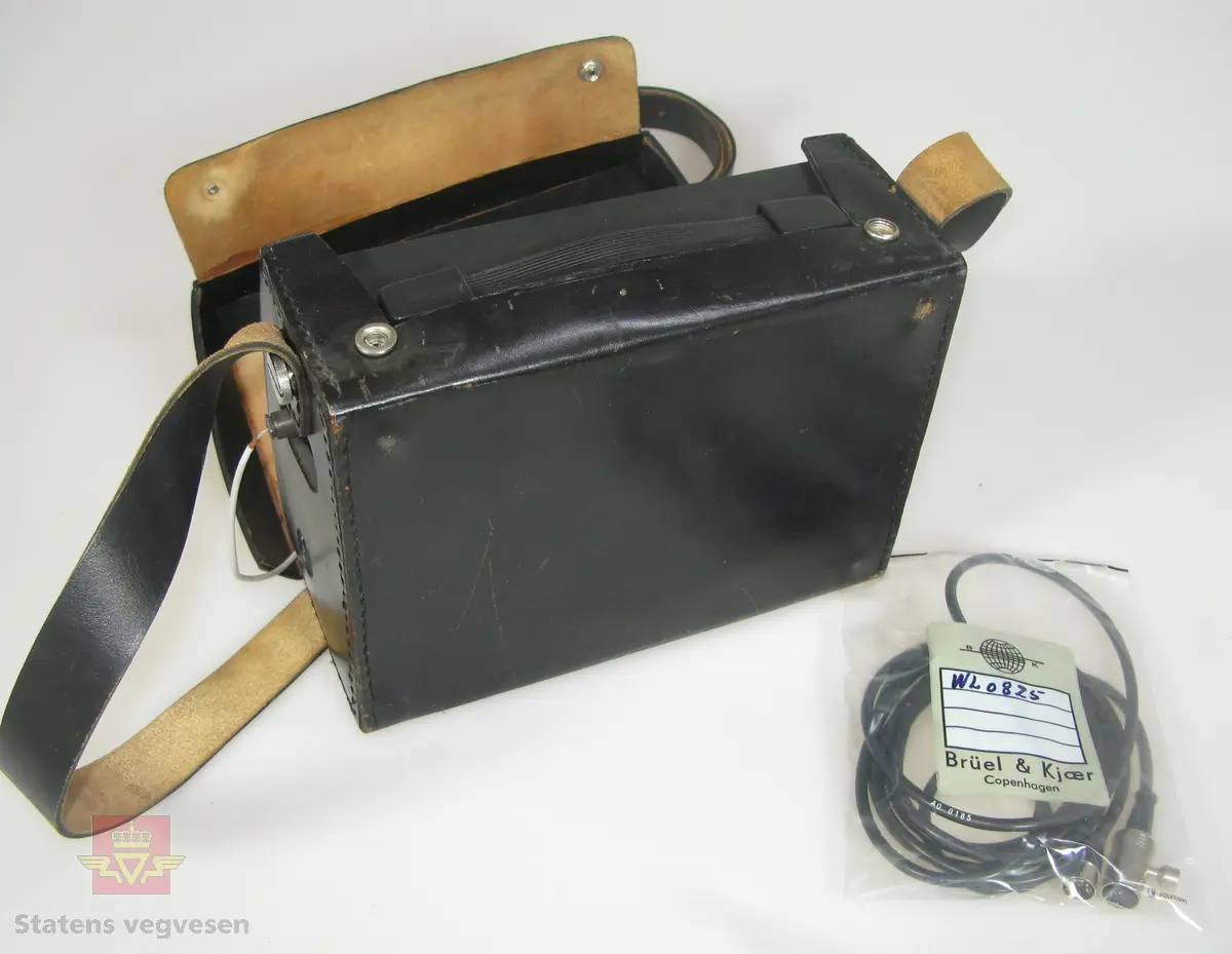 Rektangulært måleinstrument som måler støy, (desibel).
Ligger i koffert sammen med tilhørende deler. En skriver i egen veske samt stativ følger med.