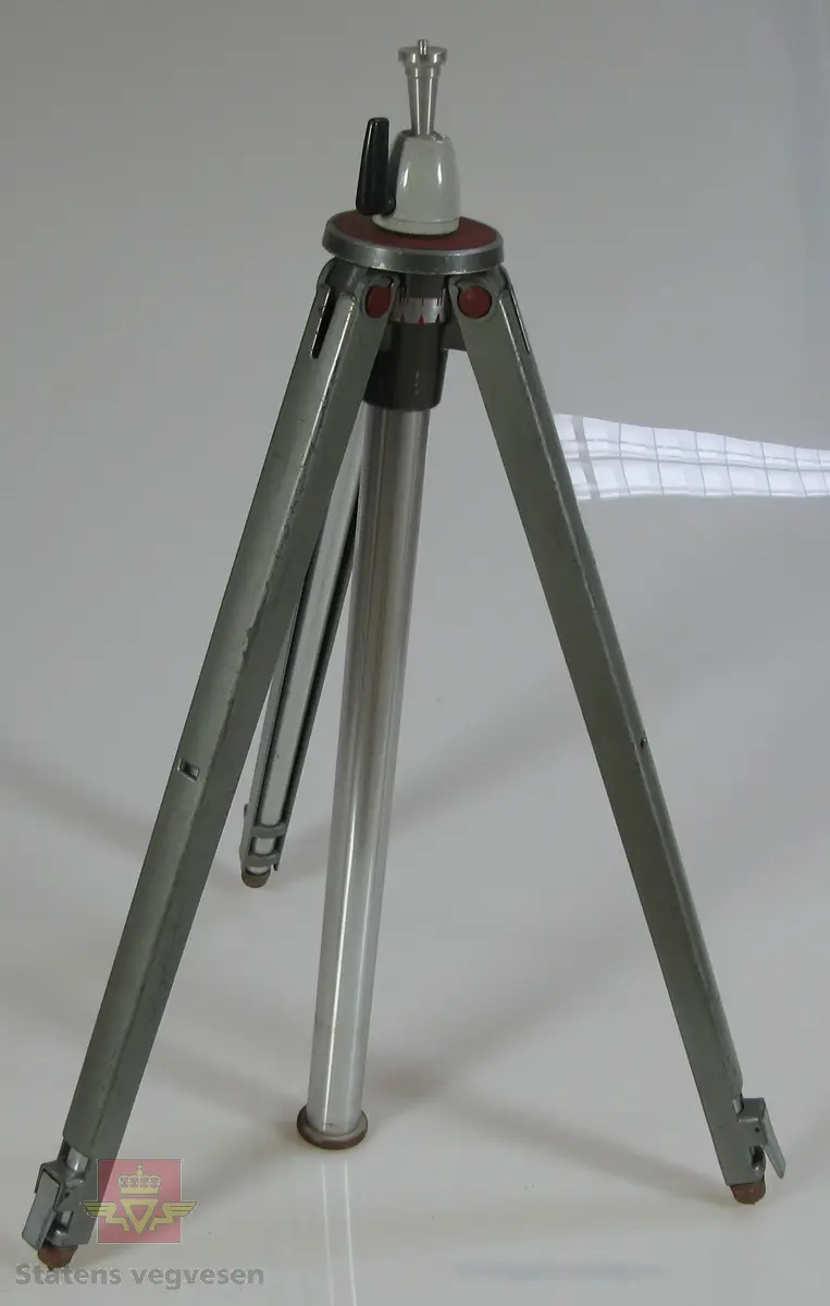 Rektangulært måleinstrument som måler støy, (desibel).
Ligger i koffert sammen med tilhørende deler. En skriver i egen veske samt stativ følger med.