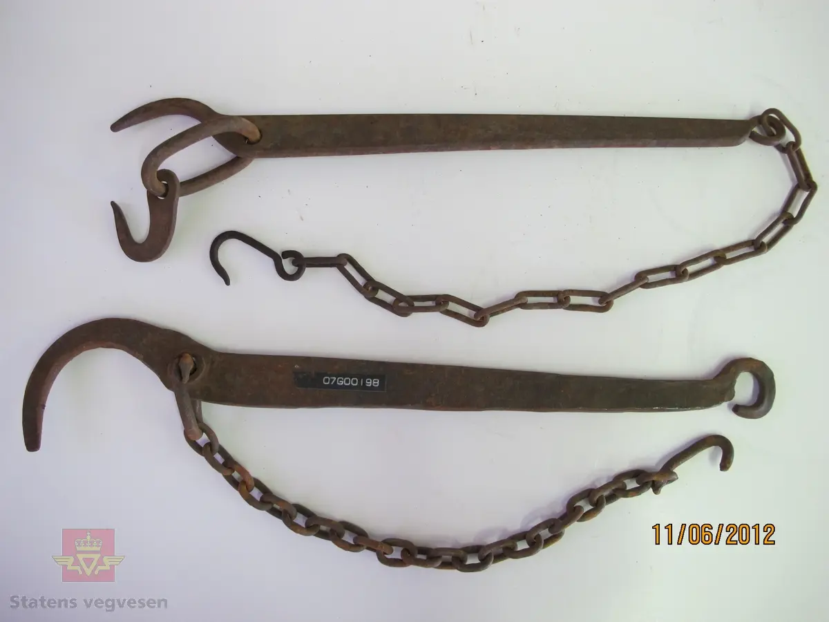 Denne bendebjørnen er "bygget om" ved at kjetting er festet ved kroken og haken på utsiden (baksiden) er tatt bort. Se bildene.

Usikkert hvorfor