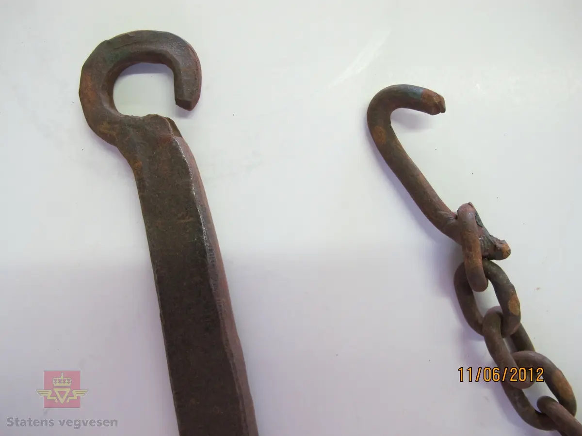 Denne bendebjørnen er "bygget om" ved at kjetting er festet ved kroken og haken på utsiden (baksiden) er tatt bort. Se bildene.

Usikkert hvorfor