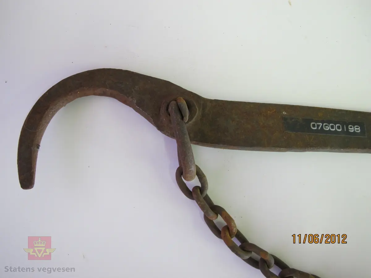 Denne bendebjørnen er "bygget om" ved at kjetting er festet ved kroken og haken på utsiden (baksiden) er tatt bort. Se bildene.

Usikkert hvorfor