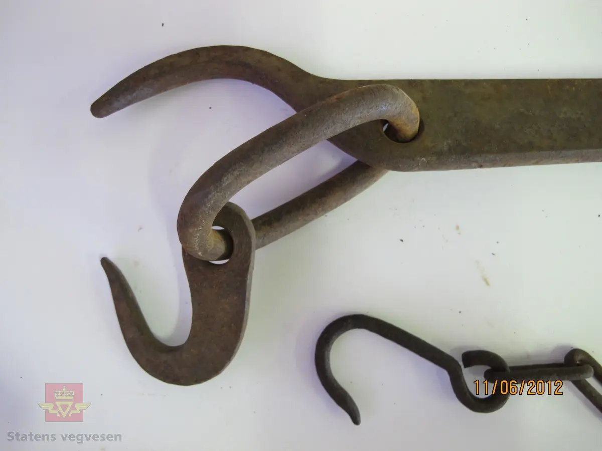 Denne bendebjørnen er "bygget om" ved at kjetting er festet ved kroken og haken på utsiden (baksiden) er tatt bort. Se bildene.

Usikkert hvorfor