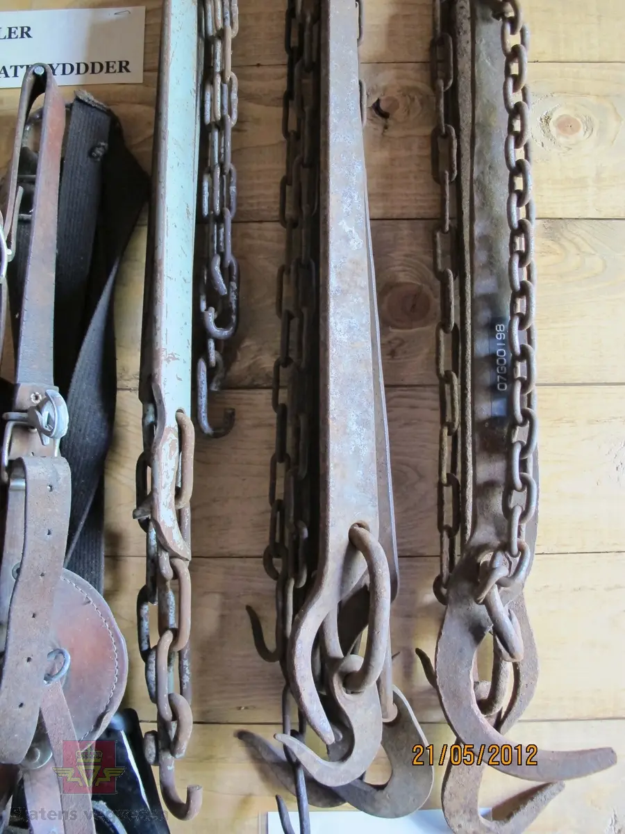 Denne bendebjørnen er "bygget om" ved at kjetting er festet ved kroken og haken på utsiden (baksiden) er tatt bort. Se bildene.

Usikkert hvorfor