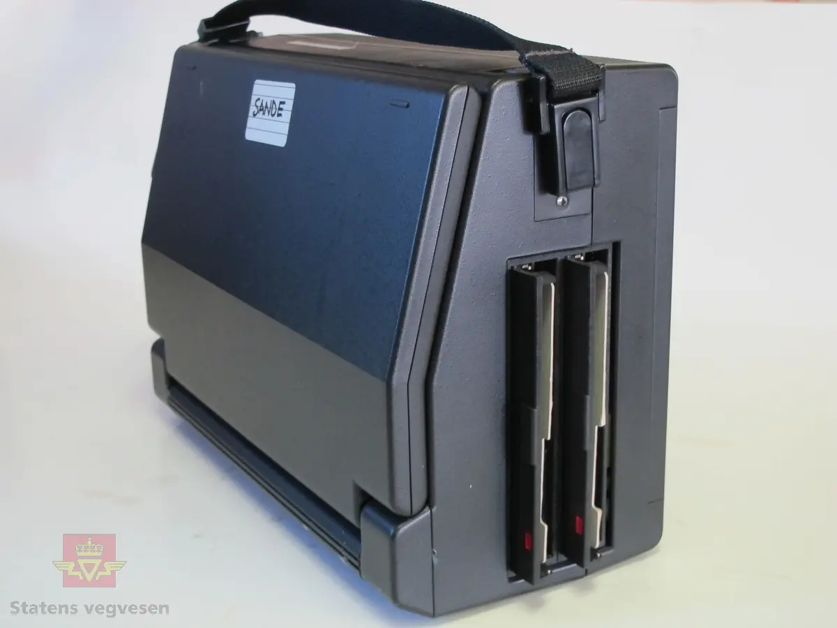 "Bærbar" datamaskin med utfellbart tastatur og skjerm. 2 diskettstasjoner for 5 1/4 " floppy-disketter. Bæreveske i sort stoff med to rom og to utvendige lommer til strøm-adapter og floppydisker. Brukermanualer og tekstbehandlingsmanualer.

I alt 13 disketter :
- MS-DOS DISTRIBUTION DISKETTE (PIVOT II)
- DOS 2.10 (IBM / MOROW)
- RTD 131 for MORROW m/boot
- RTD 133 MORROW SANDE
- ACTO-WP ORIGINAL ver. 3.01
- NEWWORD MASTER DISKETTE (PIVOT II)
- SYMPHONY START DISC
- REGPROG
- Norsk W:S 3.4 Vegmesterskolen
- VK-BUD (Kopi) R. Sommervik Vegmesterkolen 1985
- Kurs 6-8/4 -87 Øvingsdiskett R.S.
- ThinkTank The First Idea Processor PROGRAM DISK IBM PC

6 bøker / manualer :
- MICROSOFT MS-DOS Operating System User's Guide (MS_DOS 2.11  1983)
- MICROSOFT MS-DOS Operating System Programmer's Reference   "
- Pivot MS-DOS Enchancements A companion to the MS-DOS User's Guide and      Programmer's Refernce  MORROW
- Microsoft DEBUG Utility for 8086 an 8088 Microprocessors
- New Word User's Guide MORROW Copyright 1983
- Pivot II OWNER'S HANDBOOK Copyright 1985