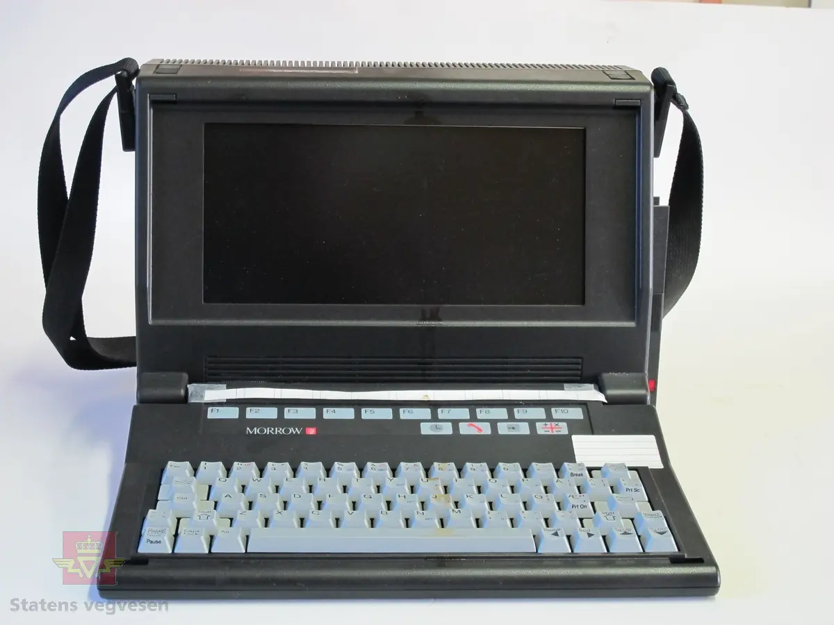 "Bærbar" datamaskin med utfellbart tastatur og skjerm. 2 diskettstasjoner for 5 1/4 " floppy-disketter. Bæreveske i sort stoff med to rom og to utvendige lommer til strøm-adapter og floppydisker. Brukermanualer og tekstbehandlingsmanualer.

I alt 13 disketter :
- MS-DOS DISTRIBUTION DISKETTE (PIVOT II)
- DOS 2.10 (IBM / MOROW)
- RTD 131 for MORROW m/boot
- RTD 133 MORROW SANDE
- ACTO-WP ORIGINAL ver. 3.01
- NEWWORD MASTER DISKETTE (PIVOT II)
- SYMPHONY START DISC
- REGPROG
- Norsk W:S 3.4 Vegmesterskolen
- VK-BUD (Kopi) R. Sommervik Vegmesterkolen 1985
- Kurs 6-8/4 -87 Øvingsdiskett R.S.
- ThinkTank The First Idea Processor PROGRAM DISK IBM PC

6 bøker / manualer :
- MICROSOFT MS-DOS Operating System User's Guide (MS_DOS 2.11  1983)
- MICROSOFT MS-DOS Operating System Programmer's Reference   "
- Pivot MS-DOS Enchancements A companion to the MS-DOS User's Guide and      Programmer's Refernce  MORROW
- Microsoft DEBUG Utility for 8086 an 8088 Microprocessors
- New Word User's Guide MORROW Copyright 1983
- Pivot II OWNER'S HANDBOOK Copyright 1985