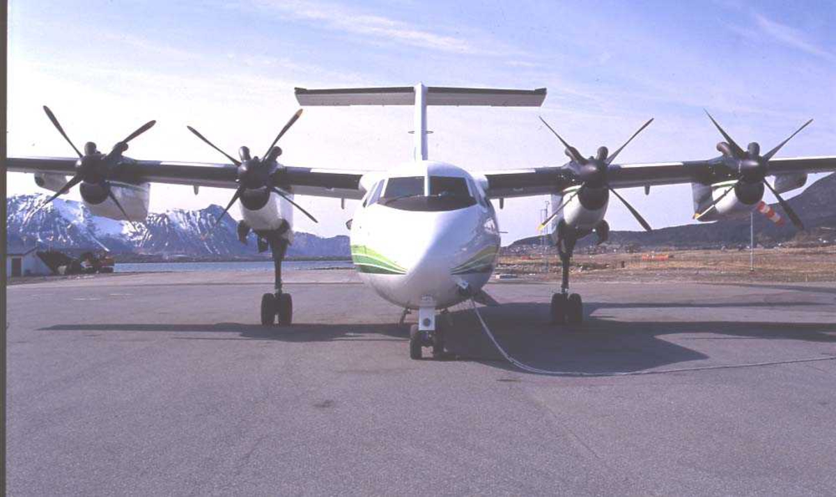 Lufthavn/Flyplass. Stokmarknes/Skagen. Ett fly, LN-WFI, DHC-7-102 / Dash7 fra Widerøe.