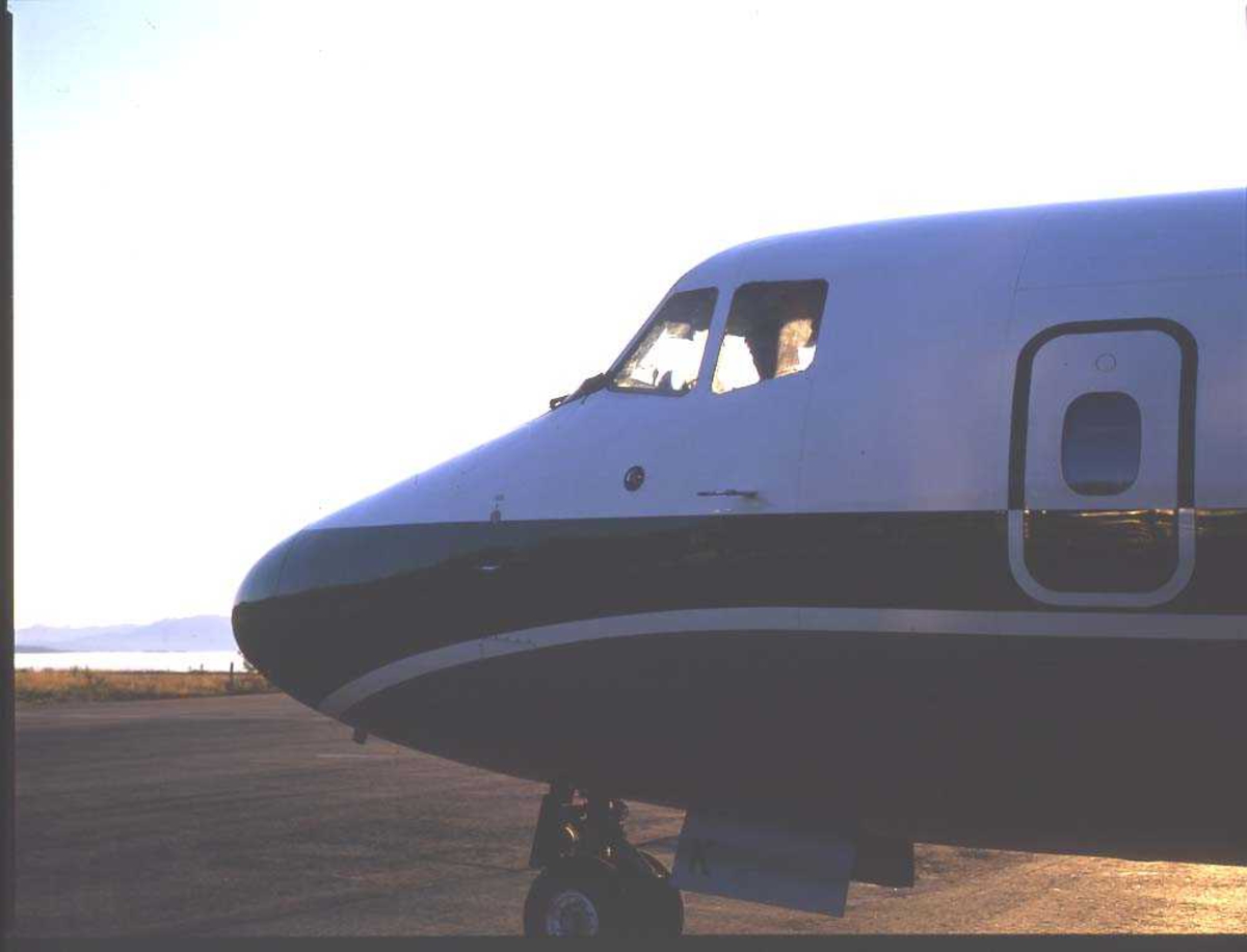 Lufthavn/flyplass. Narvik. Ett fly, LN-WFK, DHC-7-102/ Dash7, fra Widerøe. 
