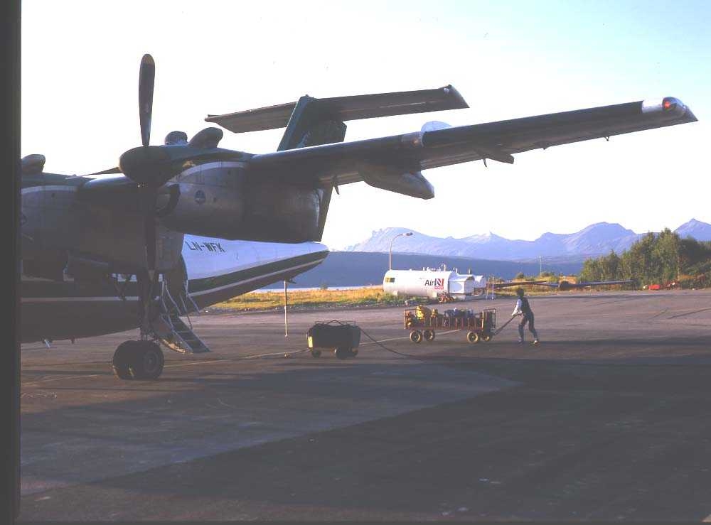 Lufthavn/flyplass. Narvik. Ett fly, LN-WFK, DHC-7-102/ Dash7, fra Widerøe. 
