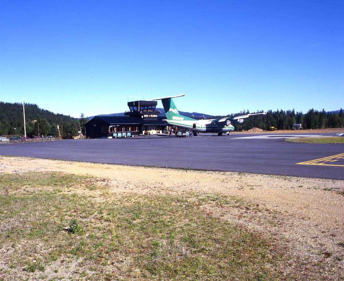 Lufthavn/flyplass. Mo i Rana/Røsvold. Ett fly, DHC-7-102/ Dash7, fra Widerøe. 
