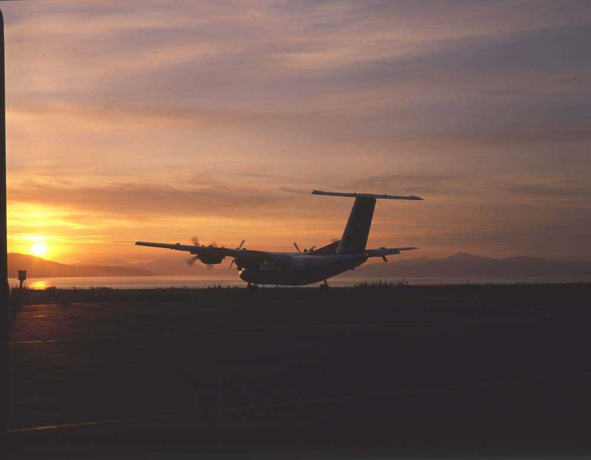 Lufthavn/flyplass. Ett fly, DHC-7-102/ Dash 7 fra Widerøe. 