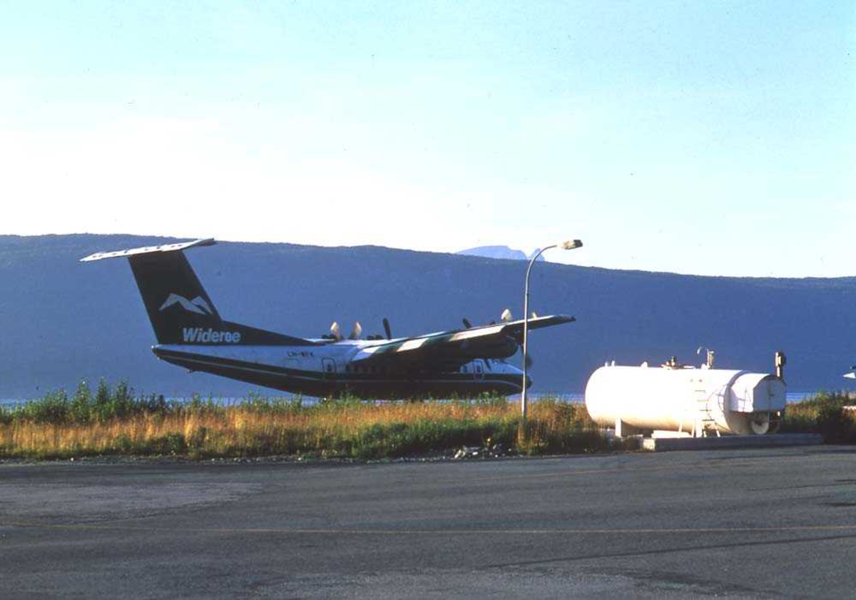 Lufthavn/flyplass. Narvik. Ett fly, LN-WFK, DHC-7-102/ Dash 7 fra Widerøe, har nettopp landet.