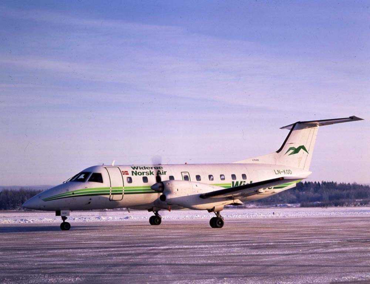 Lufhavn/Flyplass. Torp/Sandefjord. Et fly, LN-KOD Embraer EMB-120 Brasilia, fra Widerøe/Norsk Air  AS.