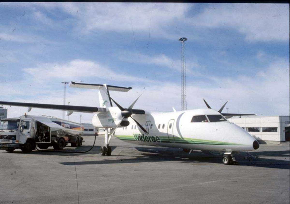 Lufthavn/Flyplass. Sandefjord. Fuelling. Ett fly, De Havilland Canada DHC-8-103B Dash8 fra Widerøe. 