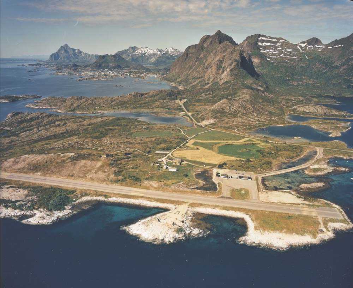 Lufthavn/Flyplass. ENSH-SVJ. Svolvær/Helle. Oversiktsbilde over flyplassen, topografien rundt og byen i bakgrunnen.
Baneretning/RWY 01/19.