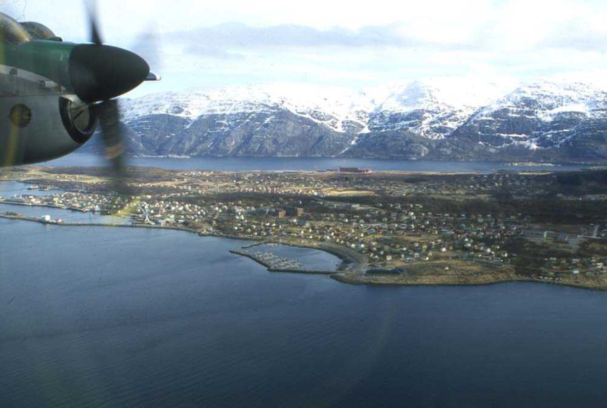 Luftfoto. Sandnessjøen. Bildet tatt fra et fly, DHC-7/Dash7 fra Widerøe.
Begynnelsen på fjellkjeden "De syv søstre" ses i bakgrunnen.