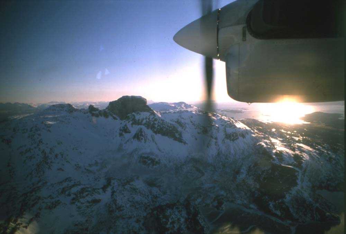 Luftfoto. Fjellandskap. Steigtind nordøst fra Bodø, fotografert fra øst/nordøst. Bildet tatt fra et fly, DHC-6/Twin Otter fra Widerøe.
