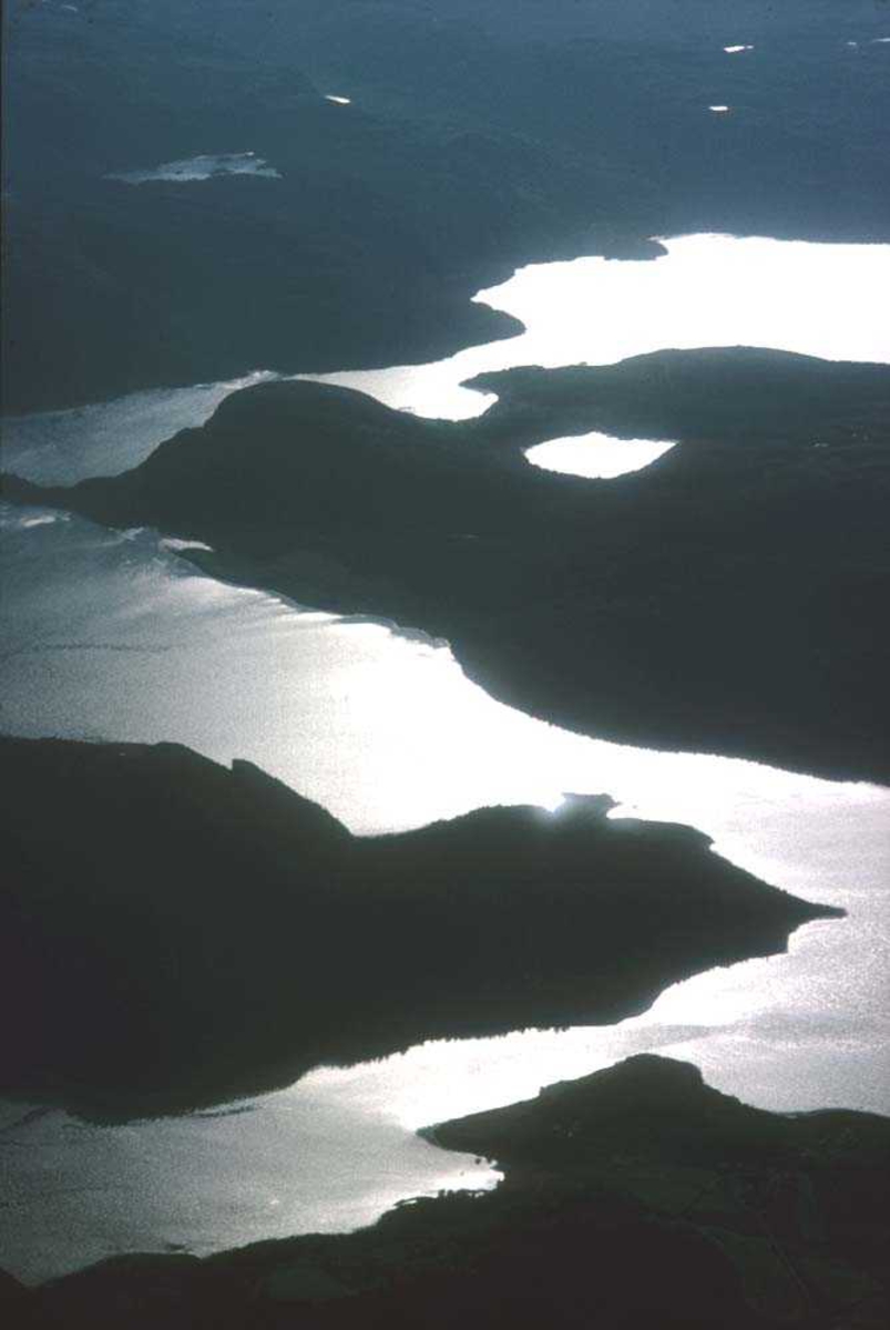 Luftfoto. Sør-Helgeland med skogvokste åser og fjorder som strekker seg inn i landet.