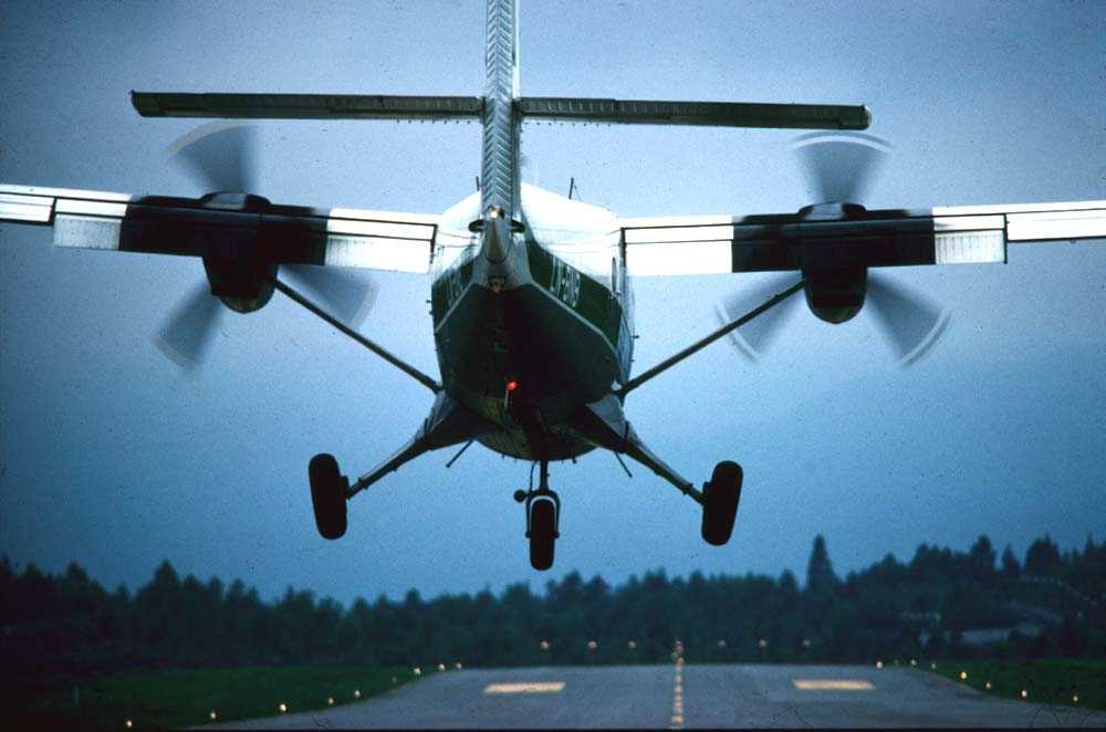 Luftfoto. Brønnøysund. Ett fly, LN-BNB DHC-6-300 Twin Otter fra Widerøe, lander Runway 04.