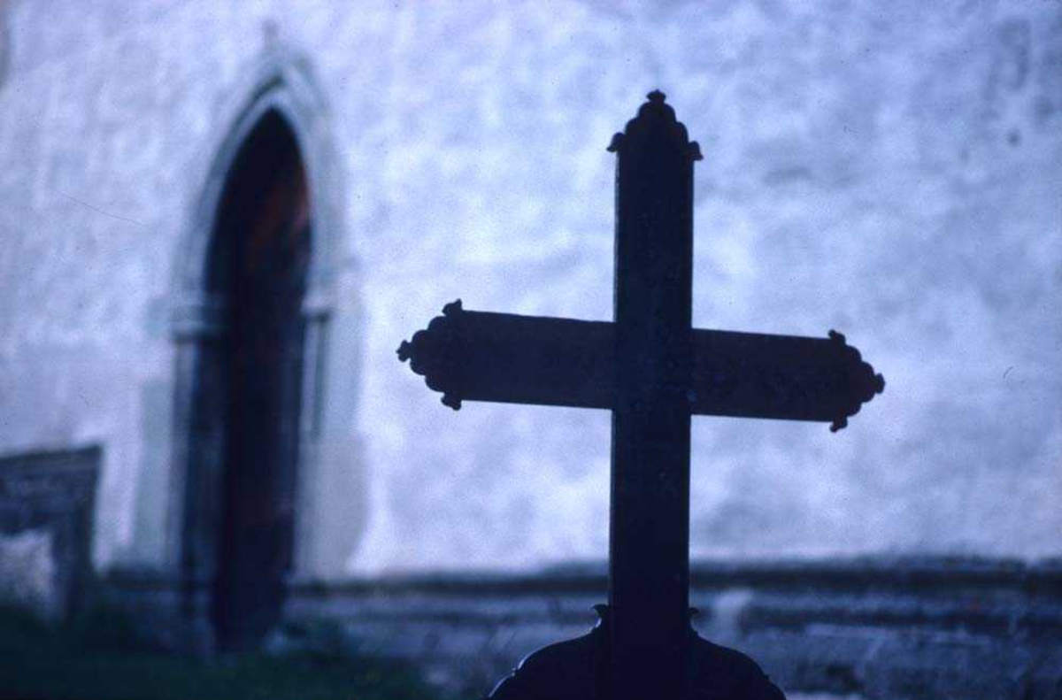 Landskap. Trondenes kirke, Harstad. En gravstøtte med kors på ses i forkant.















































































































































































































































































































































































































































































































































































































