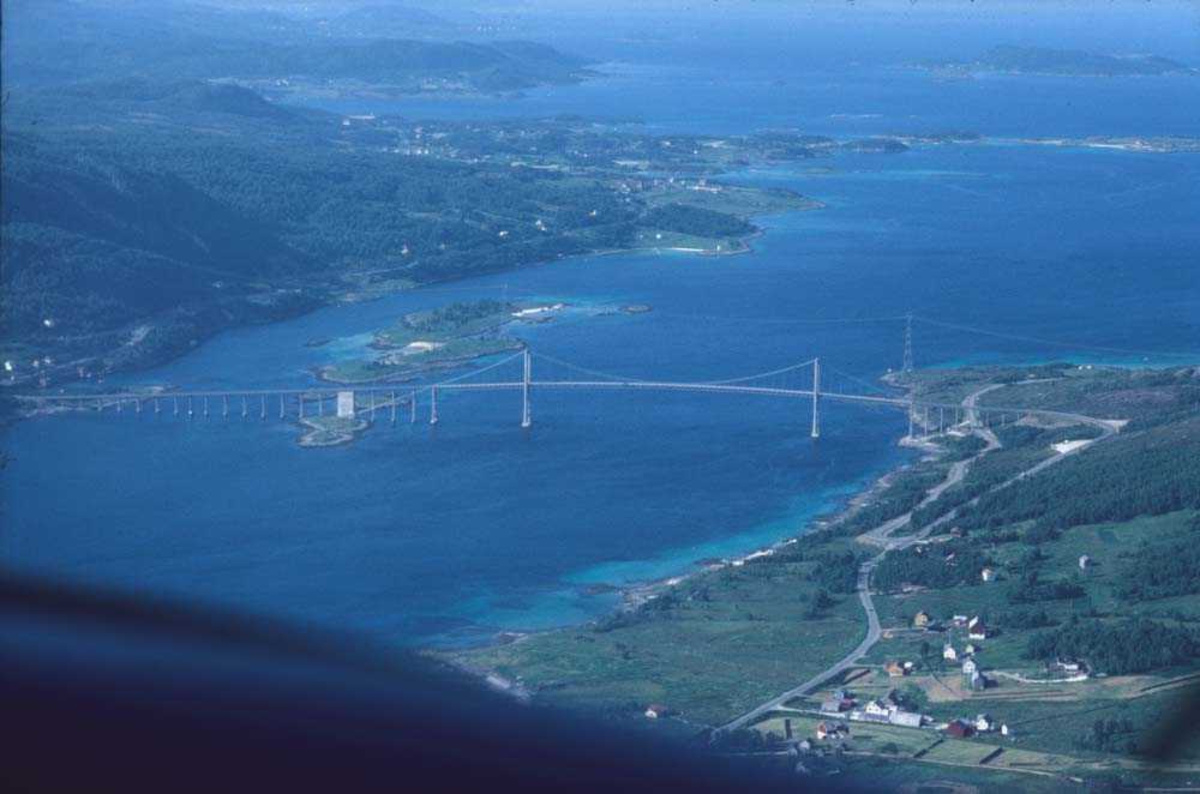 Luftfoto. Tjeldsund med broen over sundet som forbinder Hinnøya med fastlandet. Europavei 10. Bildet er tatt retning nord mot Harstad.









































































































































































































































































































































































































































































































































































