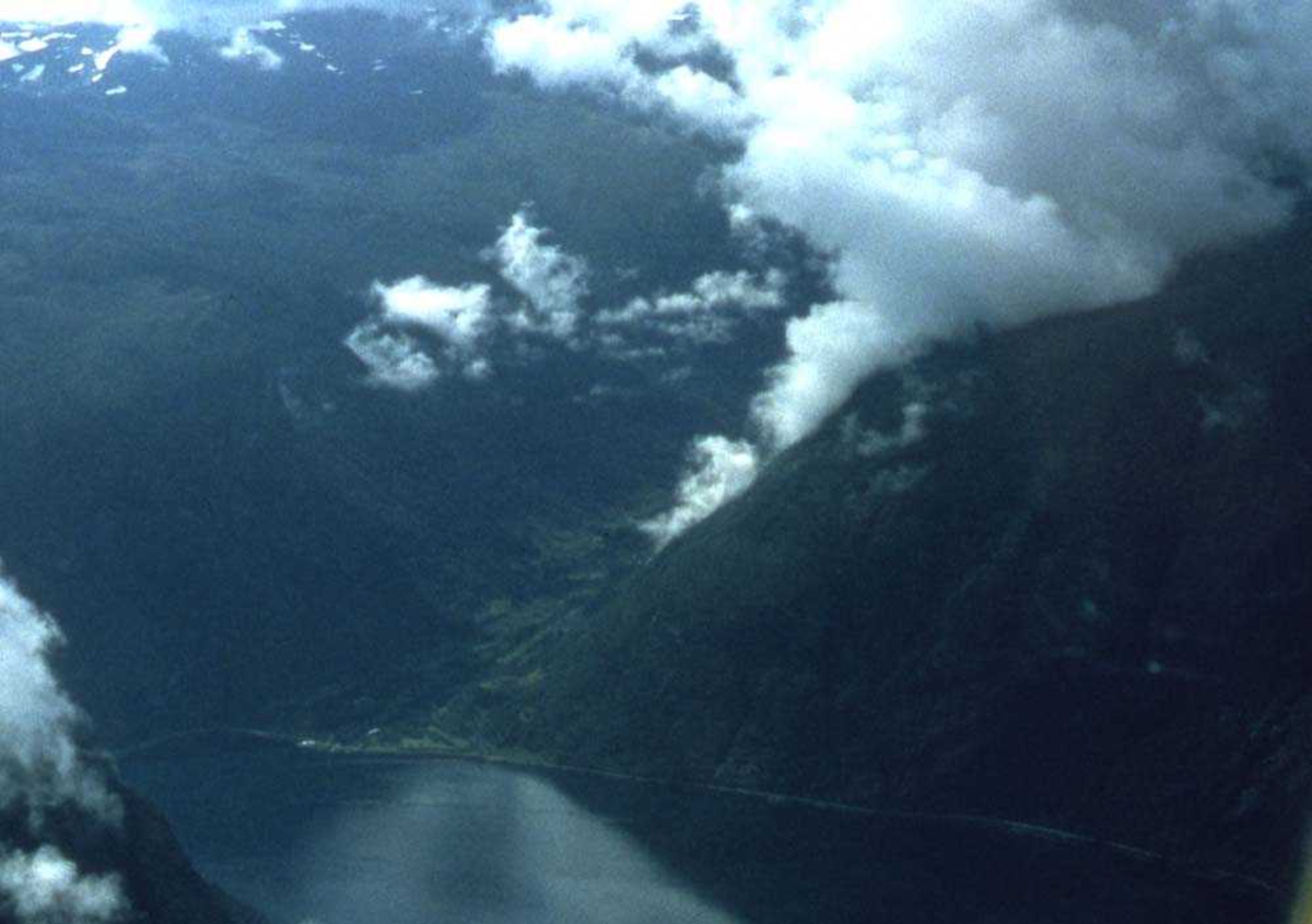 Luftfoto. Fra kabinen til en DHC-6-300 Twin Otter ser vi fjell og fjorder, typisk kystnatur i Troms/Finnmark
































































































