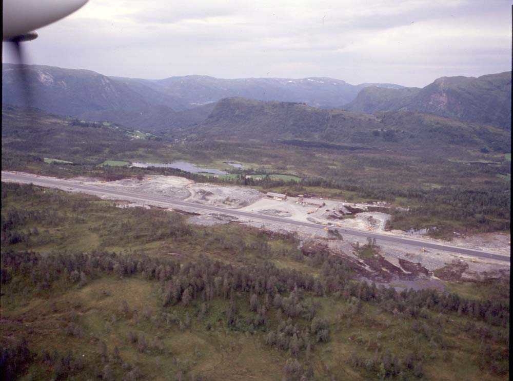 Flyplass/Lufthavn. Førde/Bringeland. Ny flyplass under bygging. Avløser den gamle på Øra. Bringeland ble åpnet for trafikk høsten 1986.