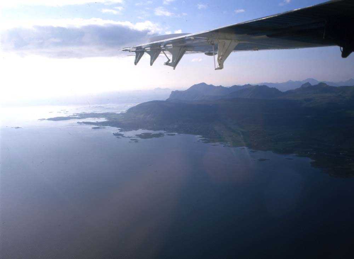 Luftfoto. Hadseløya med Melbu i bakgrunnen fotografert fra kabinen i en DHC-6 Twin Otter fra Widerøe.