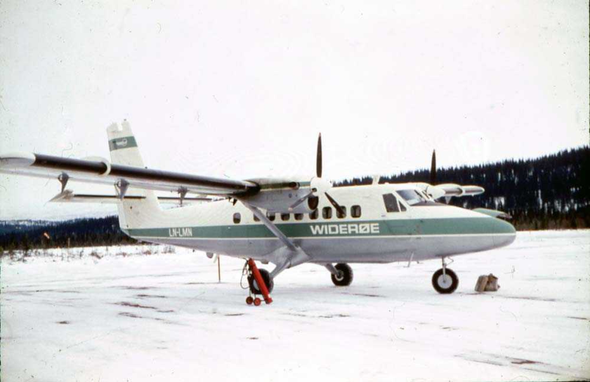 Lufthavn/Flyplass. Røssvold/ Mo i Rana. Et fly, DHC-6 Twin Otter fra  Widerøe parkert før avgang til Bodø.